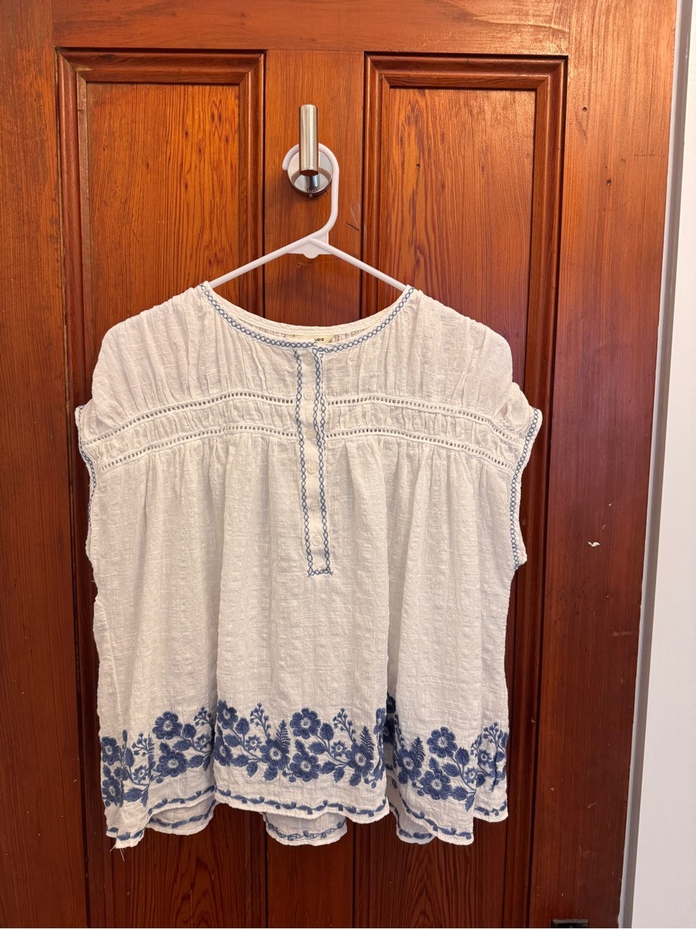 Max Studio London size s Boho Embroidered Short Sleeve Top with Blue Floral Trim